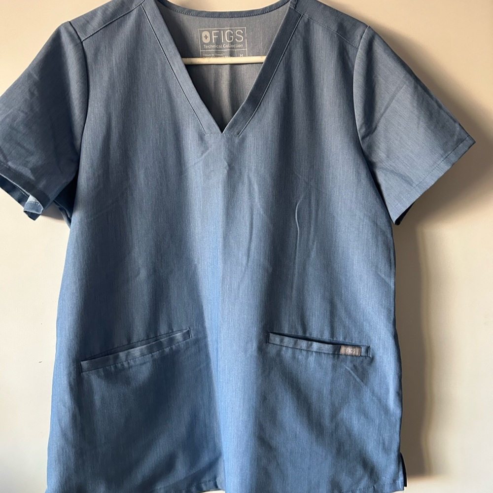 Casma Three-Pocket Style top